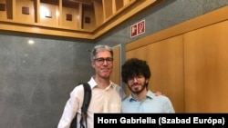 A Corvinusról a vizsgabotrány kapcsán elbocsátott tanárt – egy másik budapesti egyetemen tanuló – fia is elkísérte tavaly a munkaügyi per első tárgyalására