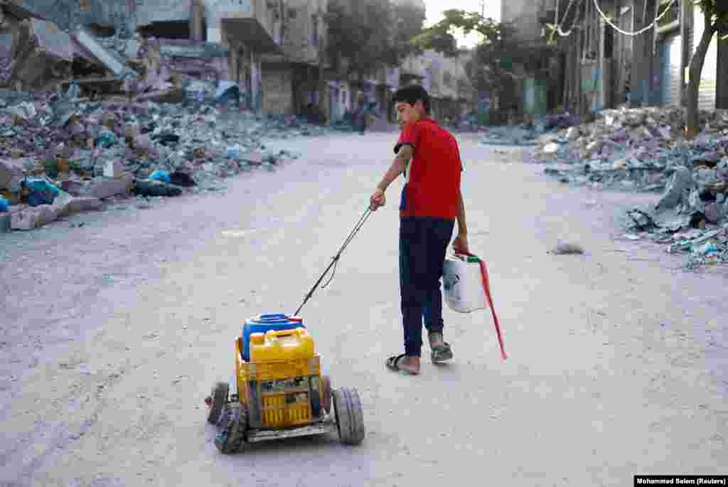 Qindra mijëra palestinezë janë buzë urisë pas nisjes së luftës në Gazë, e nxitur nga sulmi i 7 tetorit 2023 ndaj Izraelit nga grupi ekstremist palestinez, Hamas, i shpallur organizatë terroriste nga Shtetet e Bashkuara të Amerikës dhe Bashkimi Evropian