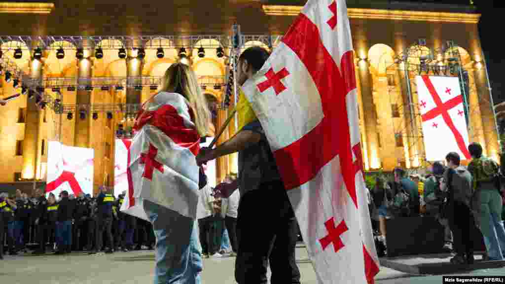 Protesti su bili nastavak višesedmičnih skupova koje su predvodile opozicione stranke i aktivističke grupe protiv kontroverznog nacrta zakona, koji je u prvom čitanju u Skupštini usvojen 17. aprila.