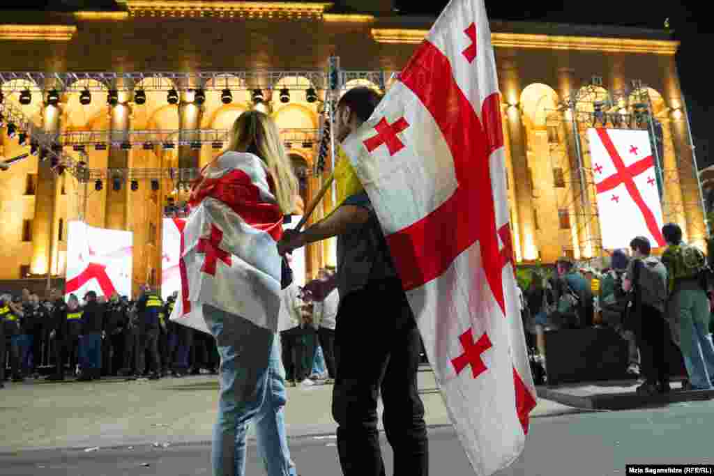 Protestele au fost o continuare a mai multor săptămâni de mitinguri conduse de partide de opoziție și grupuri de activiști împotriva votării de către parlament a controversatului proiect de lege, care a fost adoptat în primă lectură pe 17 aprilie.&nbsp;