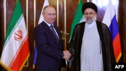 Ruski predsjednik Vladimir Putin (lijevo) i njegov iranski kolega Ebrahim Raisi.