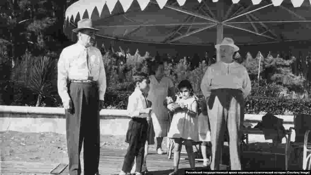 1962-й год. Никита Хрущев во время отдыха в Пицунде &ndash; с женой, внуками и членом политбюро ЦК КПСС Анастасом Микояном.