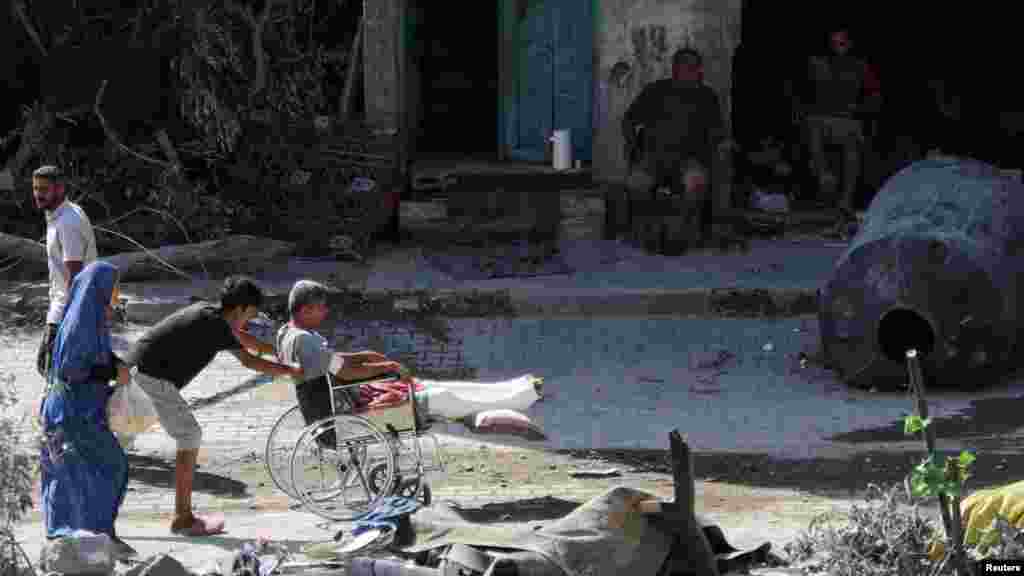 A nuszejrati menekülttábor utcaképe június 9-én, a&nbsp;mentőakció&nbsp;másnapján.&nbsp;A túszok közül a huszonhat éves Noa Argamanit az egyik lakásban tartották fogva, három másikat pedig &ndash; a huszonkét éves Almog Meir Jant, a huszonhét éves Andrej Kozlovot és a negyvenegy éves Slomi Zivet &ndash; egy másik, mintegy kétszáz méterre lévő lakásban. Mindannyiukat a Supernova sivatagi zenei fesztiválról rabolták el 2023. október 7-én