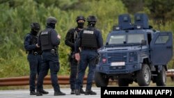 Pjesëtarë të Policisë së Kosovës duke patrulluar afër fshatit Banjskë. pas sulmit nga një grup i serbëve të armatosur. 25 shtator 2023.