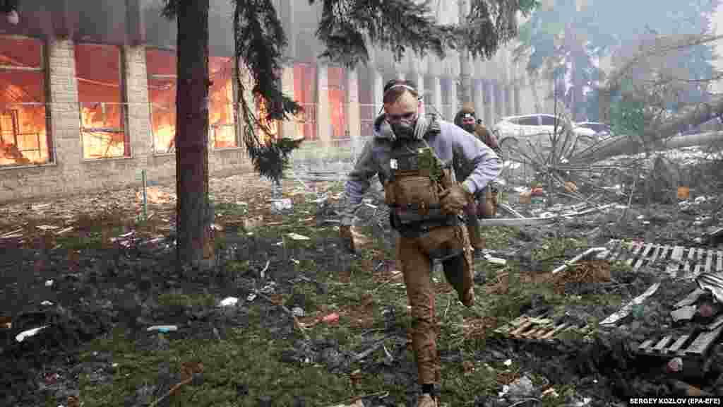 Orosz rakéta csapódott be március 20-án, szerdán Ukrajna északi részén, Harkiv városában egy ipari területre. Legalább öt ember meghalt és nyolc megsebesült, miközben nagy tüzet okozott egy nyomdában &ndash; közölték a helyi hatóságok