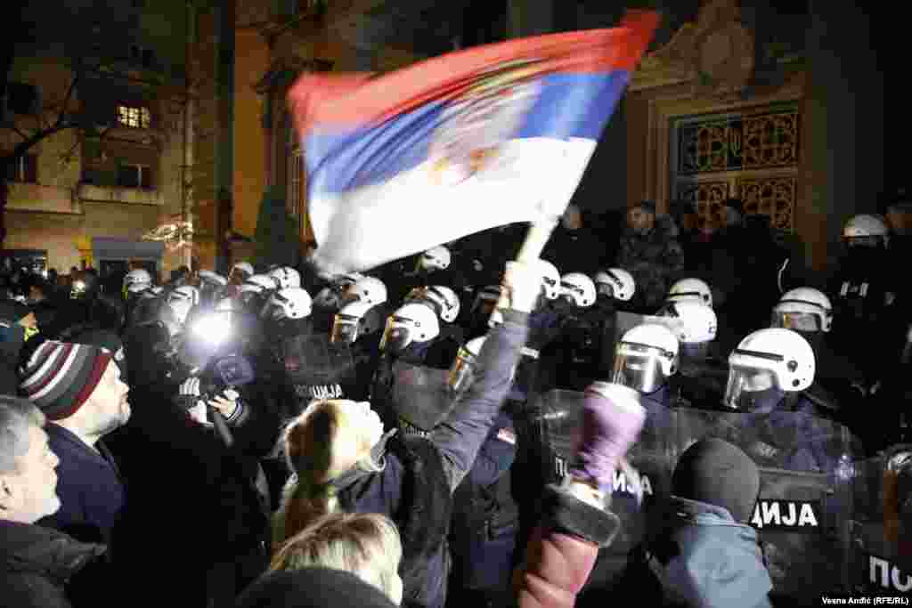 Desničari su prethodno uklonili deo zaštitne ograde oko zgrade Predsedništva a pojedini su gađali zgradu jajima. Beograd, 15. februar 2023.