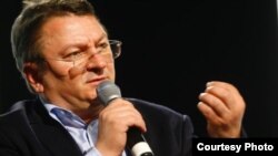 Istoricul Armand Goșu, profesor asociat, Facultatea de Științe Politice, Universitatea București, România 