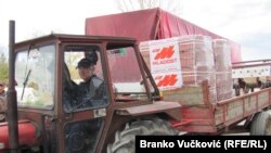 Raspodela građevinskog mterijala u selu Vitanovac, epicentru zemljotresa kod Kraljeva (arhivska fotografija: novembar 2010)