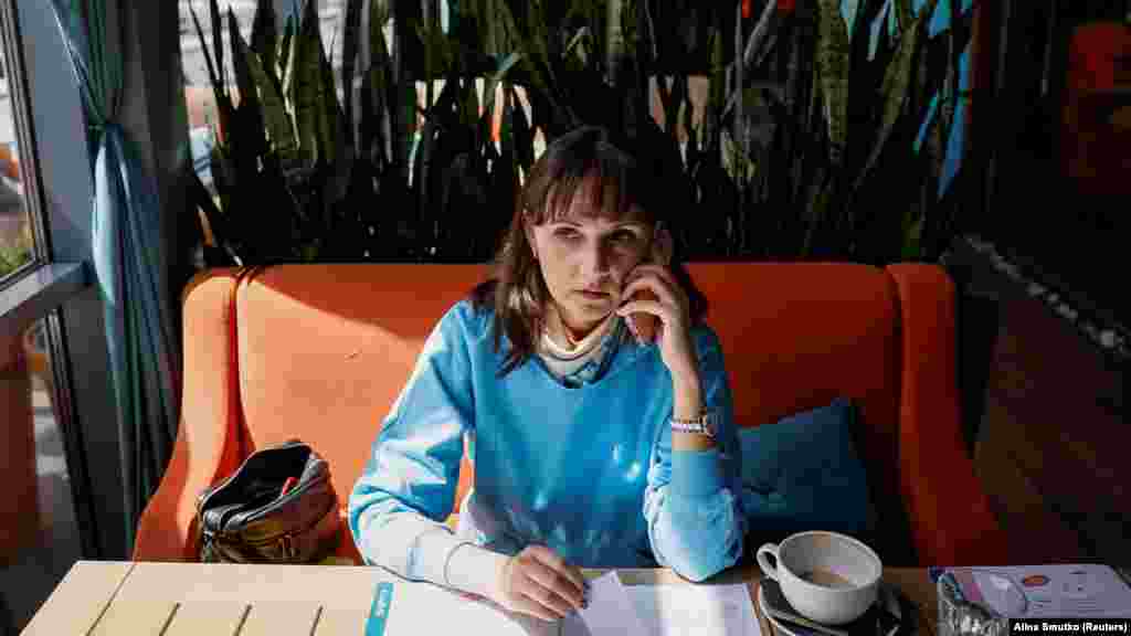 A rendőrség eredetileg lezárta a nyomozást Bornyakova halálával kapcsolatban, miután az orvosszakértők megállapították, hogy a nő szívelégtelenségben halt meg. A család ügyvédje,&nbsp;Julia Szeheda (a képen) szerint a szívrohamot az intenzív verés idézte elő. Egyes bírák és rendőrök körében még mindig az a nézet él, hogy a családon belüli erőszak magánügy