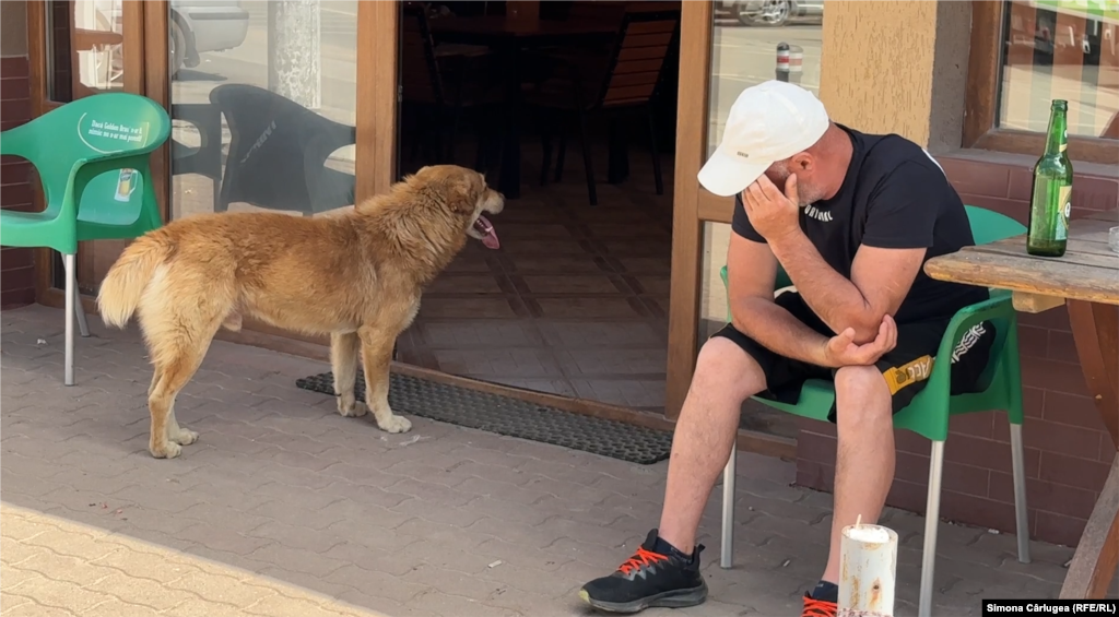 Un votant AUR își bea liniștit berea.&nbsp;