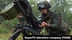 Беларуски войски се обучават близо до границата с Полша през 2023 г. Снимката е от беларуското министерство на отбраната. 