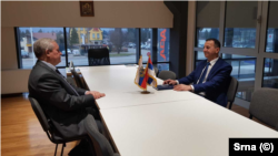 Željko Ćejić (desno) u razgovoru sa zamjenikom generalnog direktora Privredne komore Nižnjeg Novgoroda, Anatolijem Aniščenkom, Banja Luka, BiH, 11. februar 2021.