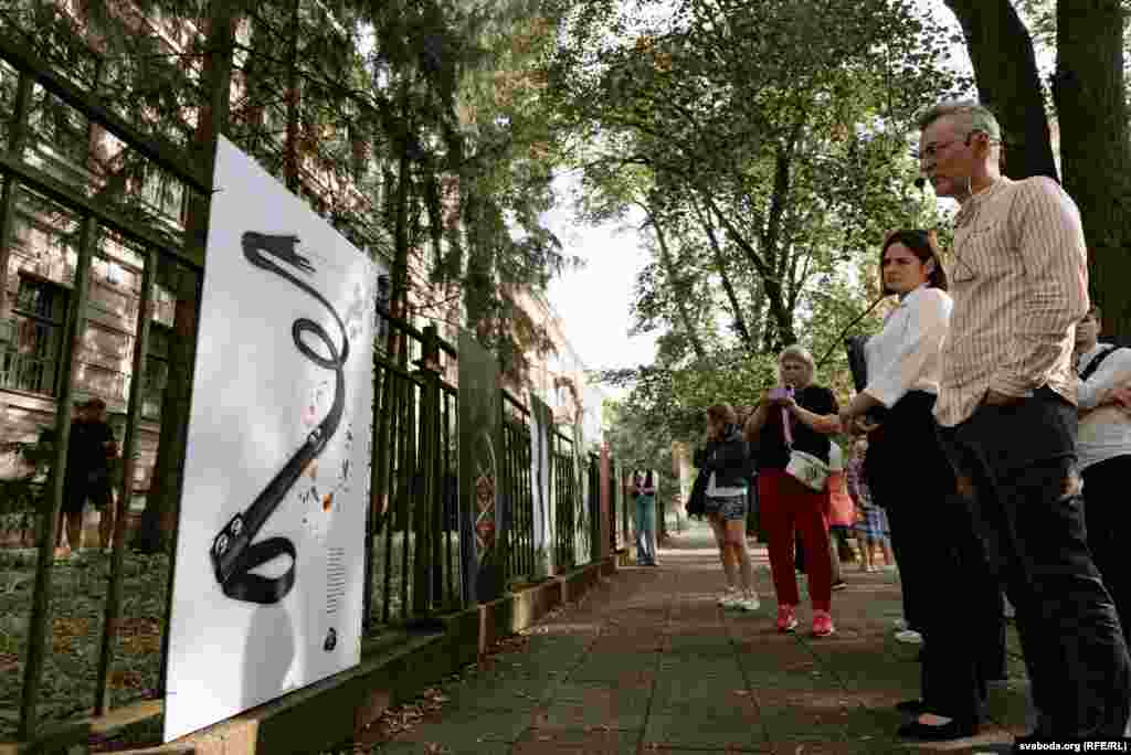 Svetlana Tihanovskaja (lijevo), liderica bjeloruskog demokratskog pokreta u egzilu, pridružila se Vakarauu na otvaranju u blizini Muzeja okupacije i borbe za slobodu u Vilniusu.