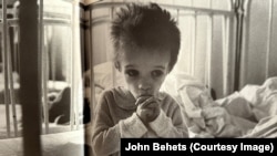 Copil internat în anii 80 la Căminul-spital nr.4 Plătărești, jud. Călărași. Imaginea este tipărită în albumul „Images of Romania”, foto: John Behets