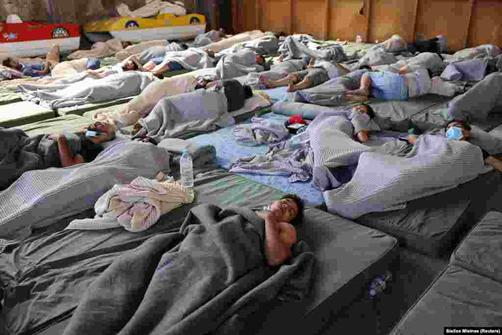 A túlélők egy menedékhelyen pihennek a mentőakciót követően a görögországi Kalamátában 2023. június 14-én.&nbsp;A Frontex, azaz az Európai Határ- és Partvédelmi Ügynöksége kedd kora délután észlelte a hajót, és értesítette a görög és az olasz hatóságokat. A görög parti őrség többször is kapcsolatba lépett velük. Azt mondták nekik, hogy csak tovább akarnak hajózni Olaszországba, aztán szerdán valaki a fedélzetről értesítette a görög parti őrséget, hogy a motor meghibásodott. Nem sokkal később a hajó felborult, és tíz-tizenöt perc alatt teljesen elsüllyedt. Keresési és mentési műveletet indítottak, de az erős szél megnehezítette a helyzetet