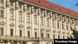 ჩერნინის სასახლეზე, სადაც ნატოს არაფორმალური სამიტი ტარდება, ჩეხეთის, უკრაინისა და ნატოს დროშები ფრიალებს. 