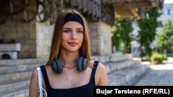 Dea Gashi nga Krusha e Madhe, studente e saporegjistruar në Fakultetin e Arteve në Prishtinë.