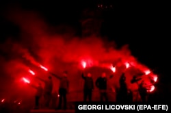 Pristalice opozicione stranke VMRO-DPMNE proslavljaju pobedu svoje kandidatkinje u prvom krugu predsedničkih izbora u Severnoj Makedoniji, 24. aprila.