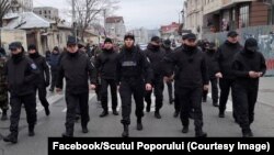 Chiril Guzun (al doilea din dreapta), liderul grupării paramilitare „Scutul Poporului”, inclus în lista de sancțiuni ale UE, participă la un protest organizat de Partidul Șor în fața Procuraturii Generale, 28 noiembrie 2022.