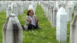 Memorialul pentru victimele genocidului de la Srebrenica - o soră îi aduce omagiu fratelui care a pierit în 1995