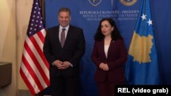 I dërguari i Shteteve të Bashkuara për Ballkanin Perëndimor, Gabriel Escobar, me presidenten e Kosovës, Vjosa Osmani, para takimit në Prishtinë, 13 mars 2024.