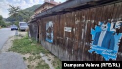 Плакати на ДПС от минали избори с почетния председател Ахмед Доган (вляво) и съпредседателя Делян Пеевски (вдясно)