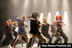 Кадър от Rave Lucid - спектакълът на френската компания MazelFreten, с който ще бъде открит фестивалът на 10 май.