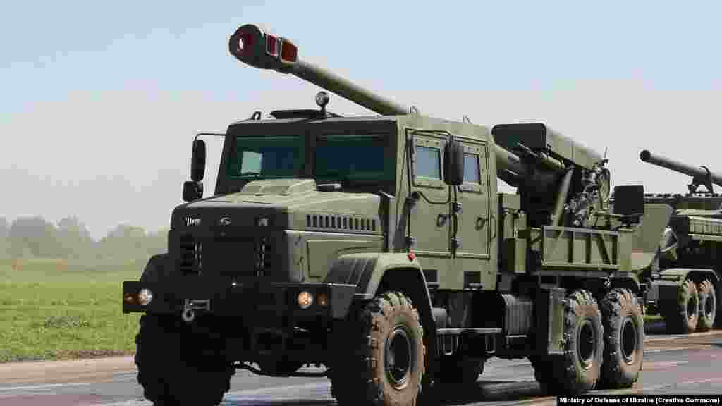 A Bohdana prototípusának 2018-as verziója. Az ukrán fegyvert 2016 óta fejlesztik. Amikor Oroszország 2022 februárjában megkezdte Ukrajna lerohanását, állítólag elrendelték, hogy semmisítsék meg a Bohdana egyik prototípusát, nehogy orosz kézbe kerüljön, de sikeresen megmentették