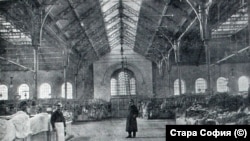 Вътрешността на Централните хали малко след откриването на сградата. Снимката е взета от сайта "Стара София".