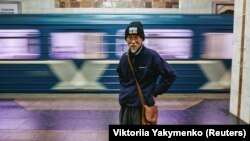 Фуминори Цучико позира в една от станциите на метрото в Харков.