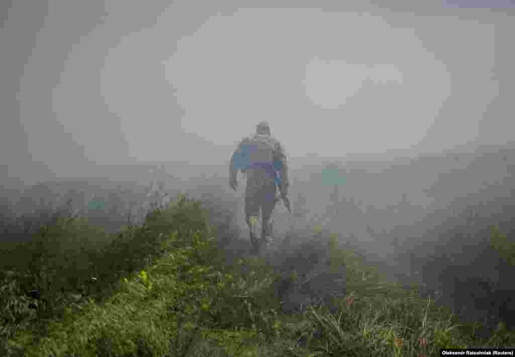 Ukrajinski vojnik se udaljava od oslobođenog sela dok u daljini odjekuje artiljerijska vatra. Rusija nije priznala nikakve ukrajinske pobjede, a predsjednik Vladimir Putin je 13. juna rekao da za sada ne vidi potrebu za novom mobilizacijom boraca kako bi se suprotstavili ukrajinskoj kontraofanzivi pokrenutoj prošle sedmice.