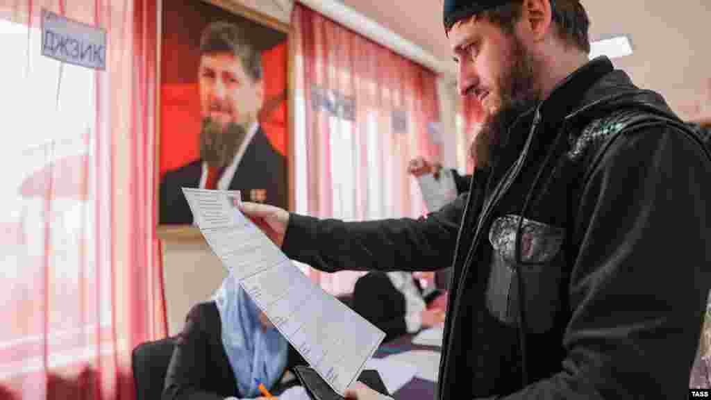 Szavazó a kaukázusi Groznijban március 15-én.&nbsp;Vlagyimir Putyin elnök vasárnap elsöprő győzelmet aratott az oroszországi választásokon.&nbsp;Az eredmény azt jelenti, hogy a hetvenegy éves Putyin újabb hatéves ciklusba kezd, amelynek befejezése esetén megelőzi Sztálint, és Oroszország leghosszabb ideje hivatalban lévő vezetője lesz