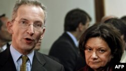 Ish-zëvendësja e ndihmësit të sekretarit amerikan të Shtetit për Çështjet Evropiane dhe Euroaziatike, Rosemary DiCarlo, (djathtas) dhe përfaqësuesi i Bashkimit Evropian në bisedimet për statusin e Kosovës, Stefan Lehne, (majtas) pas takimit me ish-presidentin e Kosovës, Fatmir Sejdiu. 4 dhjetor 2006.