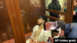 2004 წელს დაბადებული მუჰამადსობირ ფაიზოვი სასამართლო დარბაზში თითქმის უგონოდ იყო.