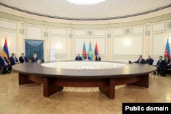 არარატ მირზოიანისა და ჯეიჰუნ ბაირამოვის შეხვედრა ალმატიში.