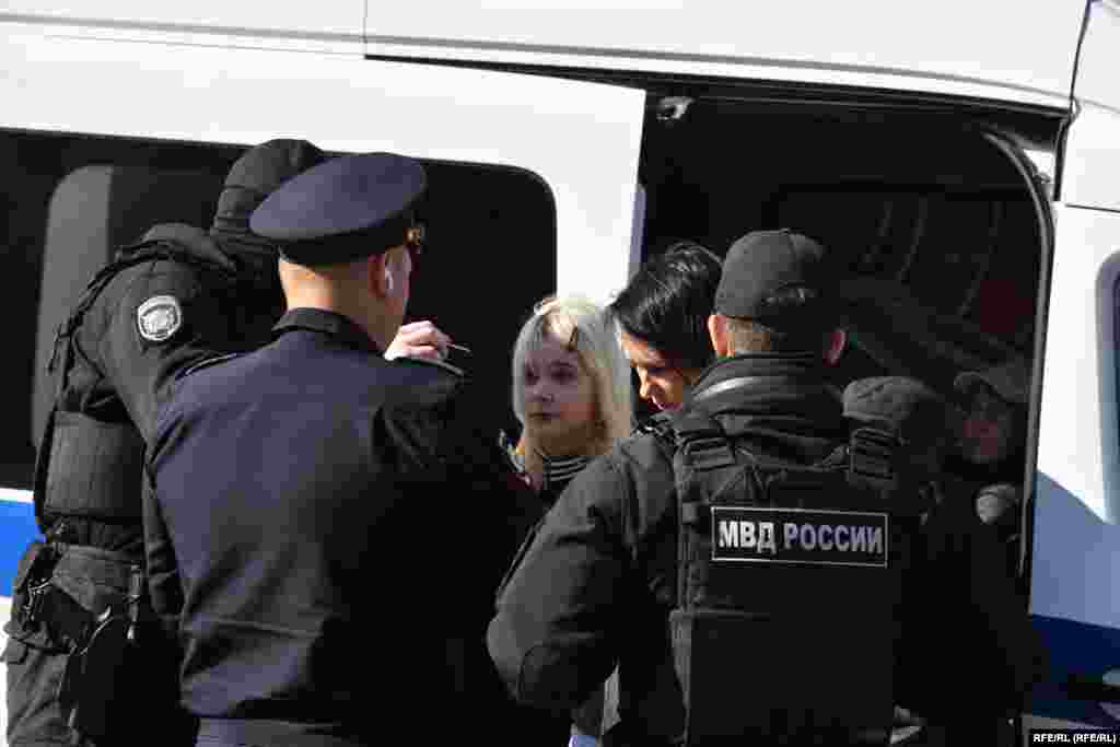 Полицијата приведува приврзаници на Навални во Санкт Петербург. &nbsp; 