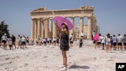 Туристи во посета на Акропол, Атина, 21 јули. 