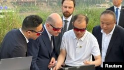 Scholz tokom posjete Kini u industrijskom centru Čongkuingu, 14. april 2024. 