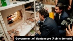 Bivši premijer Dritan Abazović i bivši ministar pravde Marko Kovač prosmatraju tunel, koji su nepoznati počinioci prokopali do depoa Višeg suda u Podgorici gdje se čuva dokazni materijal, 13. septembar 2023. 