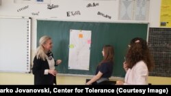 Ученици и наставници спроведуваат работилница за справување со врсничко насилство.