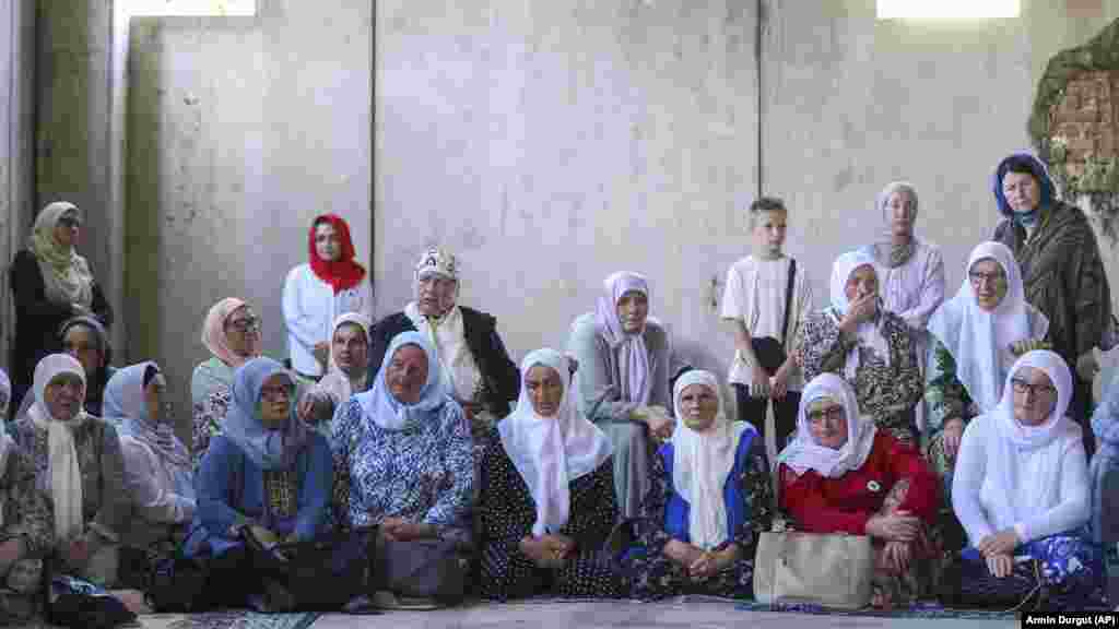 Muszlim nők, akik azért gyűltek össze a bosznia-hercegovinai Potočariban július 9-én, hogy végső búcsút vegyenek szeretteiktől. Családtagjaik az 1995-ös srebrenicai népirtás áldozatai voltak. A földi maradványokat július 11-én temették el, a második világháború óta Európában egyetlen elismert népirtás huszonnyolcadik évfordulója alkalmából tartott megemlékezést követően