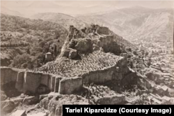 ასე გამოიყურებოდა ნარიყალას ციხის ტერიტორია არქეოლოგიური გათხრების დაწყებამდე