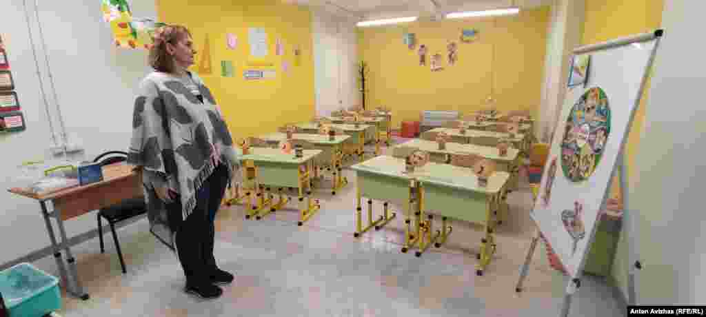 Učionica za mlađe učenike Većina djece u Harkivu uči online, a neki predmeti se nude na stanicama metroa u gradu. Zbog ograničenosti prostora, sva djeca ne mogu ovo koristiti.