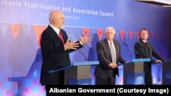 Албанија: Премиерот на Албанија, Еди Рама, за време на прес-конференција во Тирана со високиот претставник на Европската унија за надворешна политика и безбедност, Жозеп Борел и еврокомесарот Оливер Вархеји.