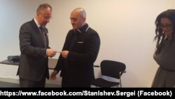 Сергей Станишев връчва членска книжка на БСП на Бисер Джамбазов на 3 март 2016 г. Днес Джамбазов е заподозрян от британските власти за шпионска дейност в полза на Русия. Вдясно е и Катрин Иванова, която беше арестувана заедно с Джамбазов в Лондон.
