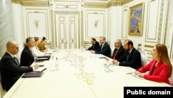 Jermenski premijer Nikol Pašinian razgovara s američkim kopredsedavajućim Minske grupe OEBS-a, 20. april 2023.
