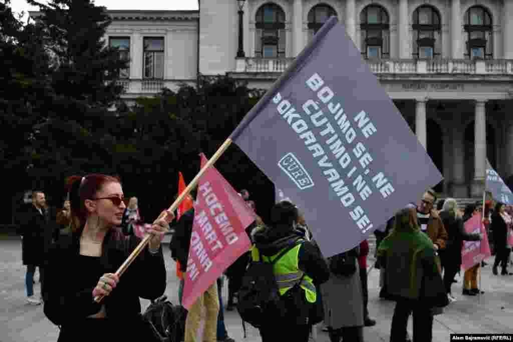 Jedna od učesnica je bila Mejrem Sinanović. Za Radio Slobodna Evropa je izjavila kako misli da je bitno podržavati žene i boriti se za njihova prava. &quot;Mislim da je bitno što da se danas ovo dešava u Sarajevu i zahvaljujemo se za prava koja smo dobili do danas, ali smatram da nismo to do kraja završili&quot;, kazala je Merjem.