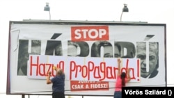 A Momentum felülragasztotta a plakátokat