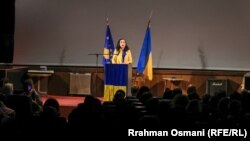 Presidentja e Kosovës, Vjosa Osmani, gjatë fjalimit në rastin e shënimit të Ditës së Pavarësisë së Ukrainës në Prishtinë, më 25 gusht 2023.