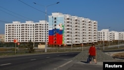 Мариуполь, нововозведенные российские дома с агитационными муралами, сентябрь 2023 года